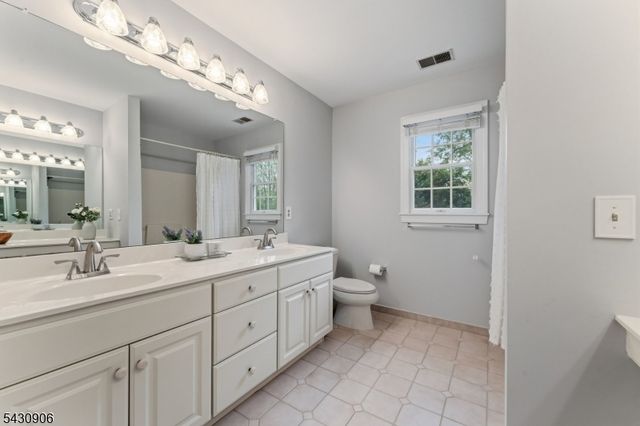 305 Charlton Ln, Branchburg Twp., NJ 08853