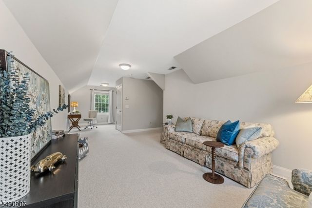 305 Charlton Ln, Branchburg Twp., NJ 08853
