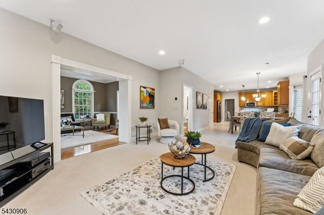 305 Charlton Ln, Branchburg Twp., NJ 08853
