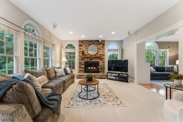 305 Charlton Ln, Branchburg Twp., NJ 08853