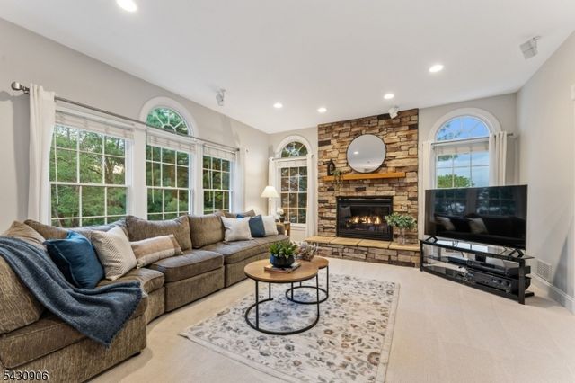 305 Charlton Ln, Branchburg Twp., NJ 08853