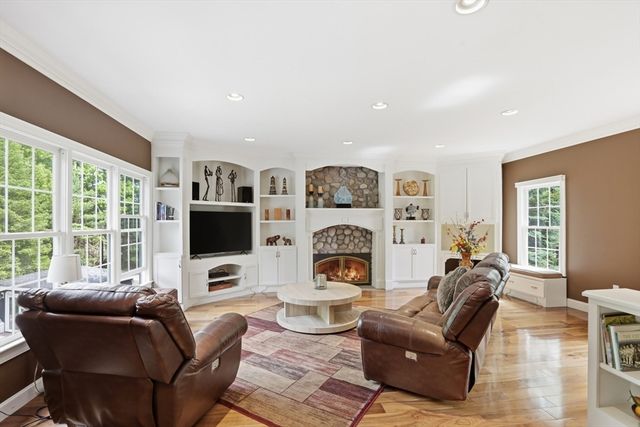 20 Tarbox Ln, North Reading, MA 01864