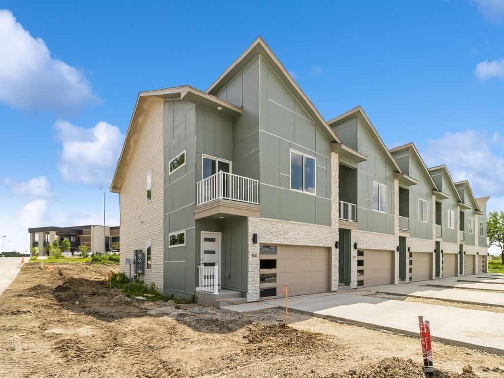 15536 Rocklyn Place, Clive, IA 50325