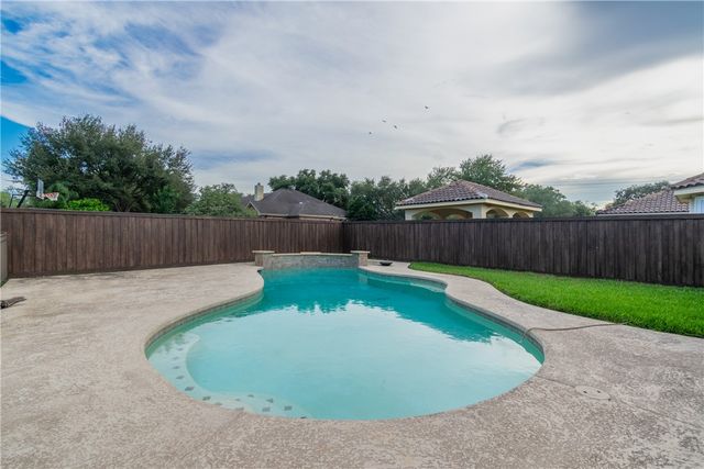 1904 Santa Rosa Dr, Alice, TX 78332