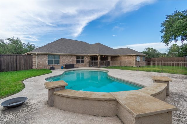 1904 Santa Rosa Dr, Alice, TX 78332