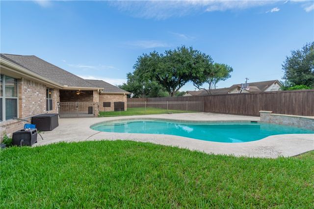 1904 Santa Rosa Dr, Alice, TX 78332