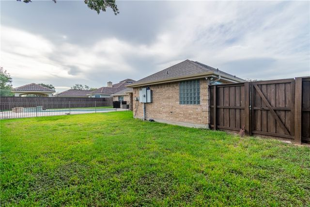 1904 Santa Rosa Dr, Alice, TX 78332