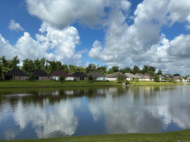 8272 Valencia Ct, Baton Rouge, LA 70820