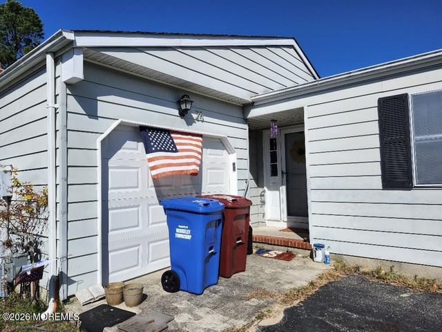 26 Chesterfield Lane, Toms River, NJ 08757