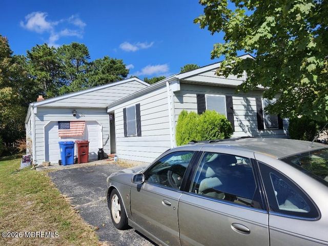 26 Chesterfield Lane, Toms River, NJ 08757