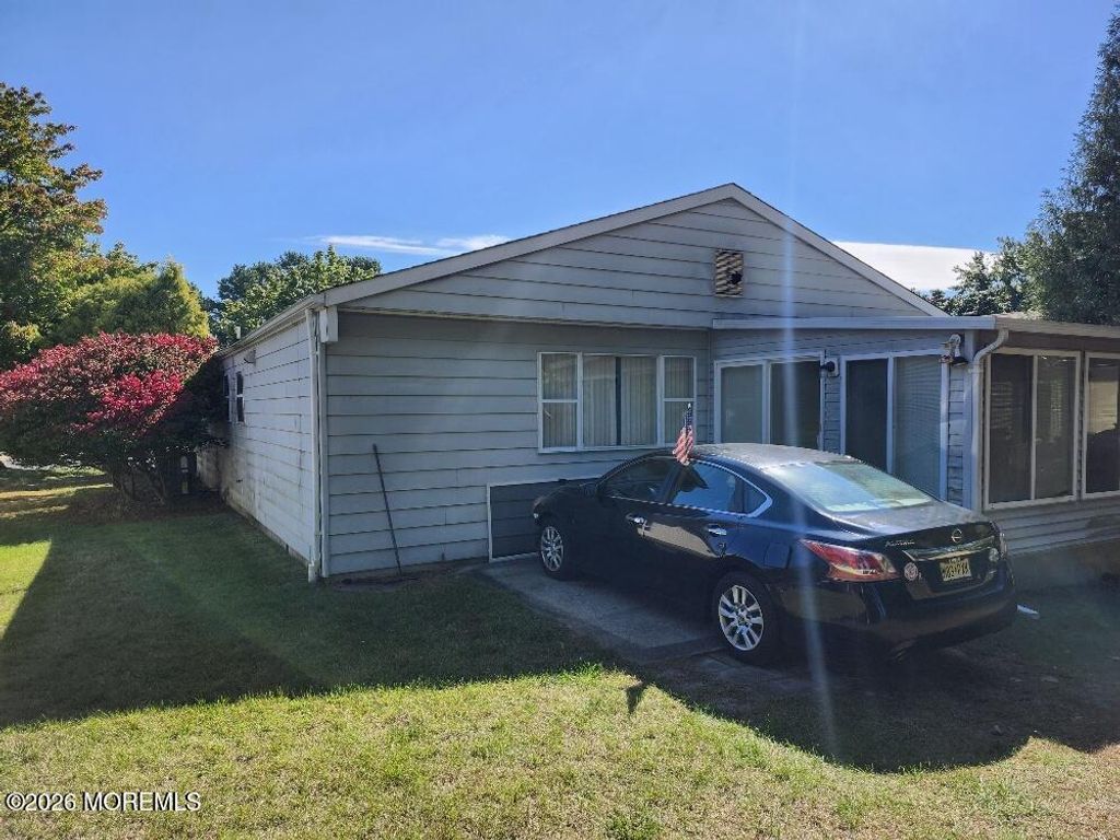 26 Chesterfield Lane, Toms River, NJ 08757