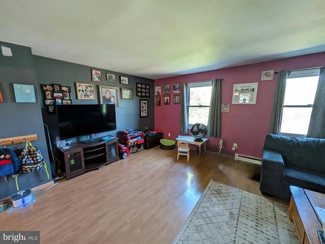 1909 CRICKLEWOOD CV, Fogelsville, PA 18051