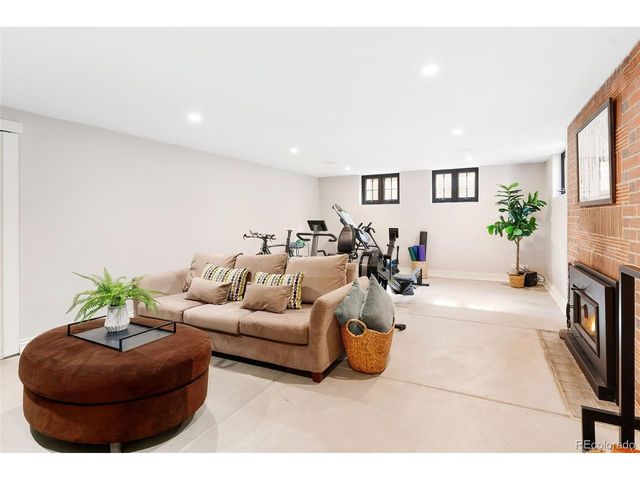 370 Ivy St, Denver, CO 80220