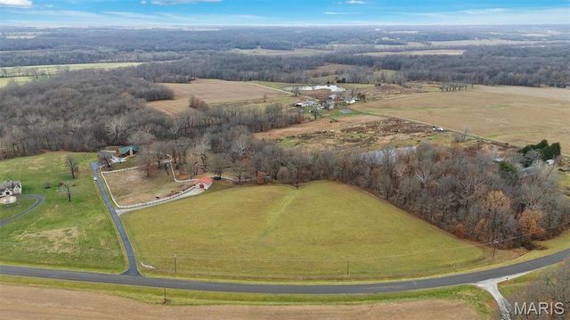 7467 Walshville Trail, Hillsboro, IL 62049