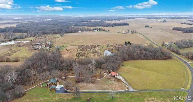 7467 Walshville Trail, Hillsboro, IL 62049