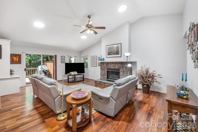 31 Hillcreek Drive, Asheville, NC 28804