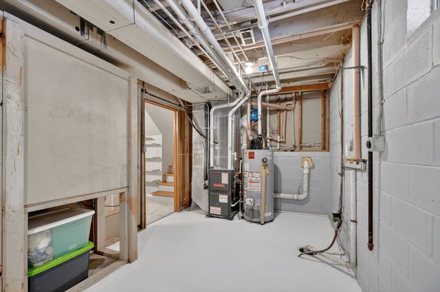 318 Fleetwood Drive, Des Moines, IA 50315