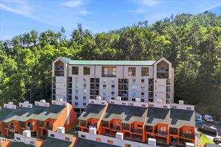 413 Baskins Creek Rd Apt 303, Gatlinburg, TN 37738