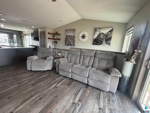 2301 S Creekview Ave Avenue, Sioux Falls, SD 57106