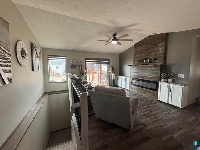 2301 S Creekview Ave Avenue, Sioux Falls, SD 57106