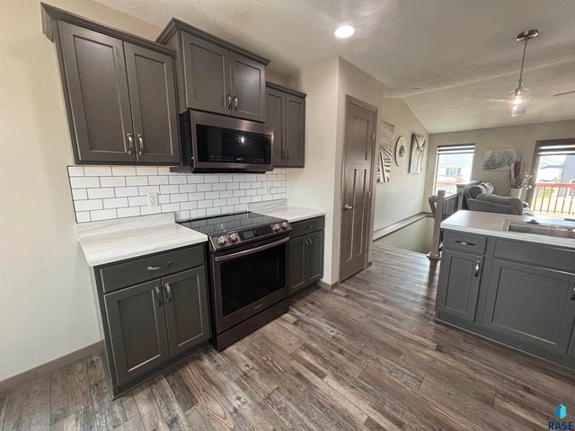 2301 S Creekview Ave Avenue, Sioux Falls, SD 57106