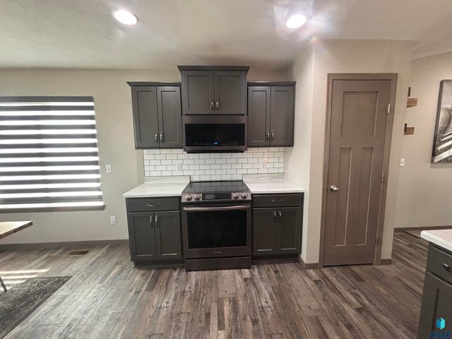 2301 S Creekview Ave Avenue, Sioux Falls, SD 57106