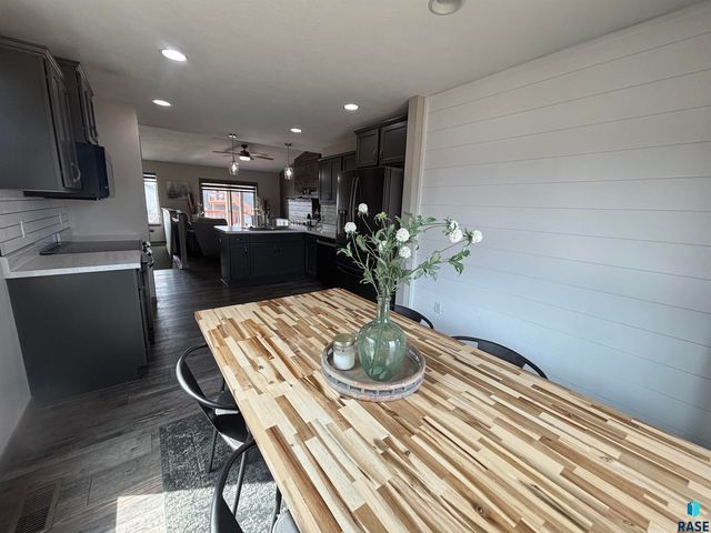 2301 S Creekview Ave Avenue, Sioux Falls, SD 57106