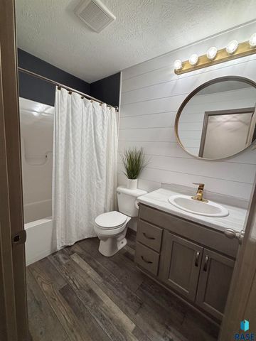 2301 S Creekview Ave Avenue, Sioux Falls, SD 57106