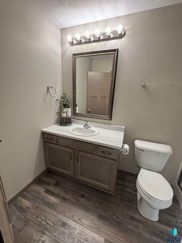 2301 S Creekview Ave Avenue, Sioux Falls, SD 57106