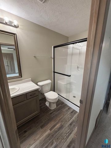 2301 S Creekview Ave Avenue, Sioux Falls, SD 57106