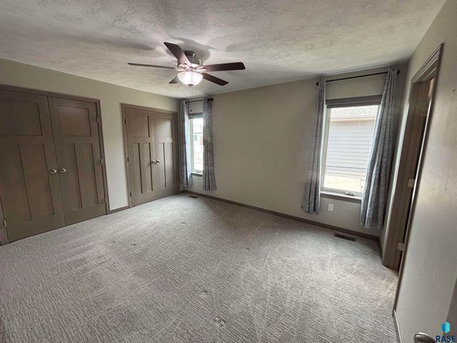 2301 S Creekview Ave Avenue, Sioux Falls, SD 57106