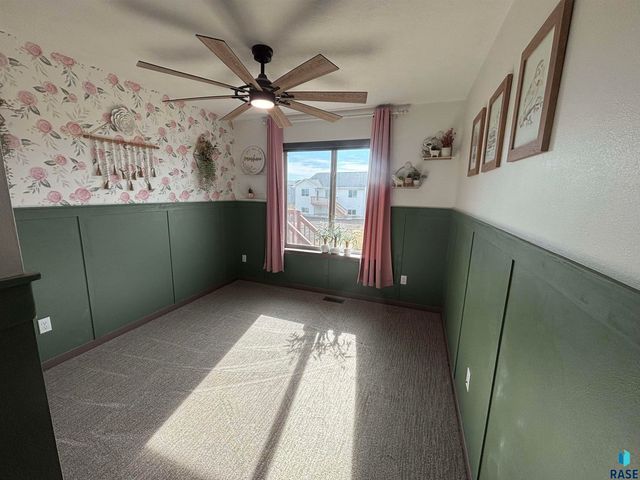 2301 S Creekview Ave Avenue, Sioux Falls, SD 57106