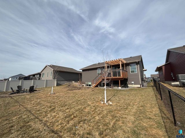 2301 S Creekview Ave Avenue, Sioux Falls, SD 57106