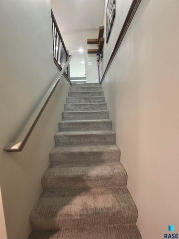 2301 S Creekview Ave Avenue, Sioux Falls, SD 57106