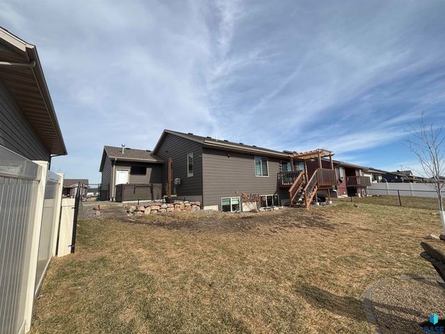 2301 S Creekview Ave Avenue, Sioux Falls, SD 57106