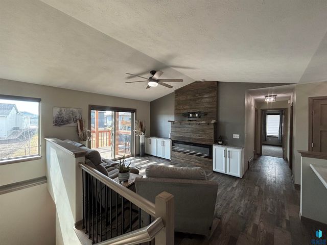 2301 S Creekview Ave Avenue, Sioux Falls, SD 57106