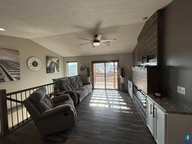 2301 S Creekview Ave Avenue, Sioux Falls, SD 57106