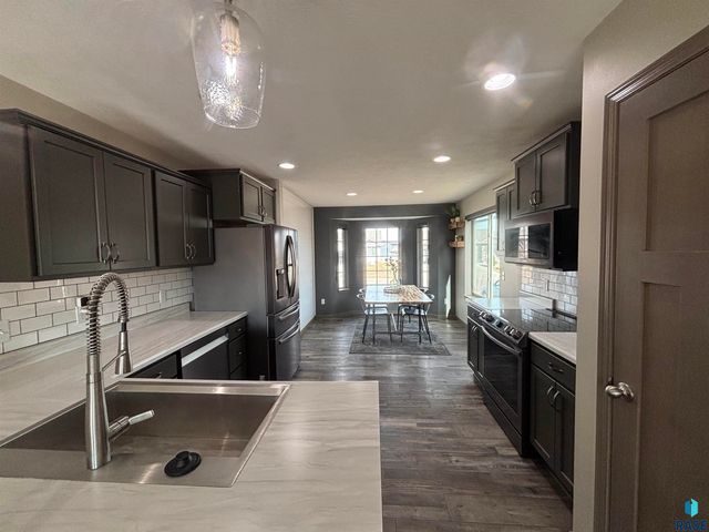 2301 S Creekview Ave Avenue, Sioux Falls, SD 57106