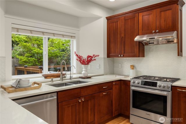 10729 23rd Avenue NE, Seattle, WA 98125