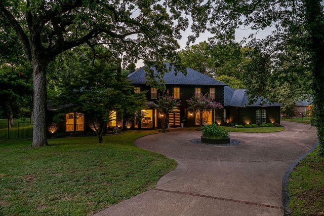 1227 Whispering Oaks Drive, Desoto, TX 75115
