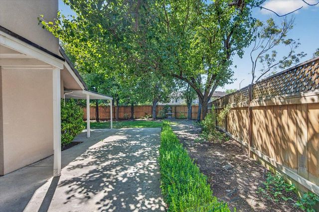 1327 E La France Drive, Fresno, CA 93720
