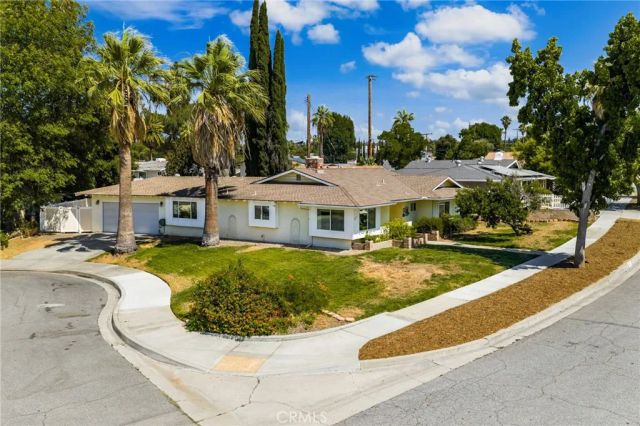 527 Nottingham Drive, Redlands, CA 92373