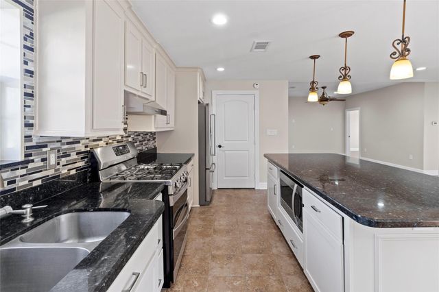 9203 Avenue G, Liverpool, TX 77577