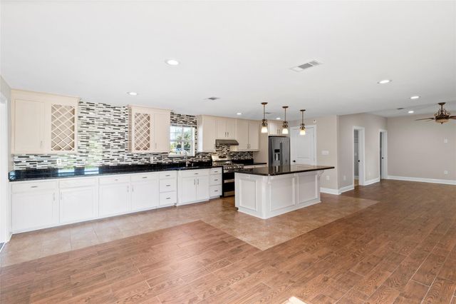 9203 Avenue G, Liverpool, TX 77577