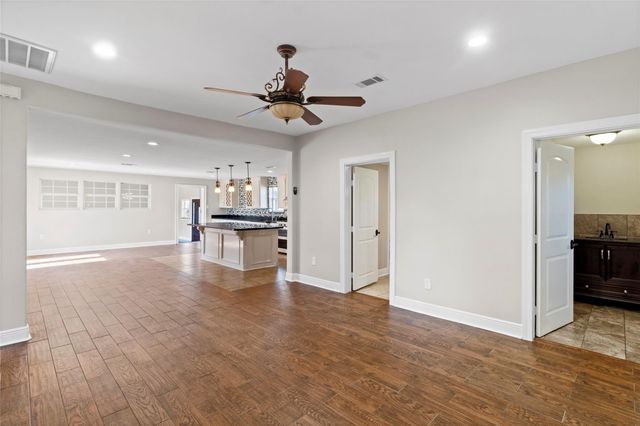 9203 Avenue G, Liverpool, TX 77577