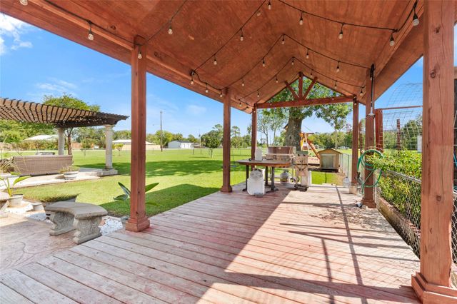 9203 Avenue G, Liverpool, TX 77577