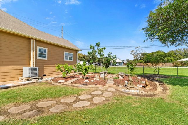 9203 Avenue G, Liverpool, TX 77577