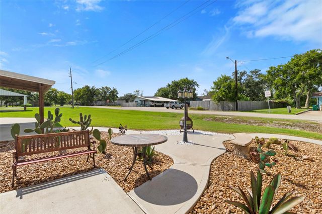 9203 Avenue G, Liverpool, TX 77577