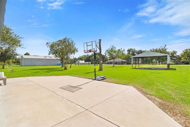 9203 Avenue G, Liverpool, TX 77577