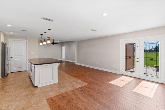 9203 Avenue G, Liverpool, TX 77577